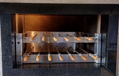 .MOTOR  NA LATERAL ..LADO OPCIONAL=FRENTE.TOTALMENTE ISOLADO COM MANTA CERAMICA DE ALTA  TEMPERATURA. CONTROLE DE VELOCIDADE,